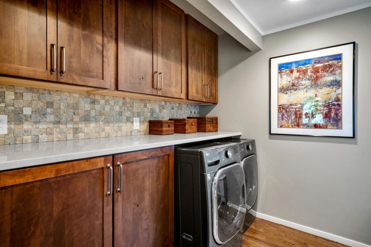 Interior, Recessed Lighting, Washer, Wood Texture Flooring
