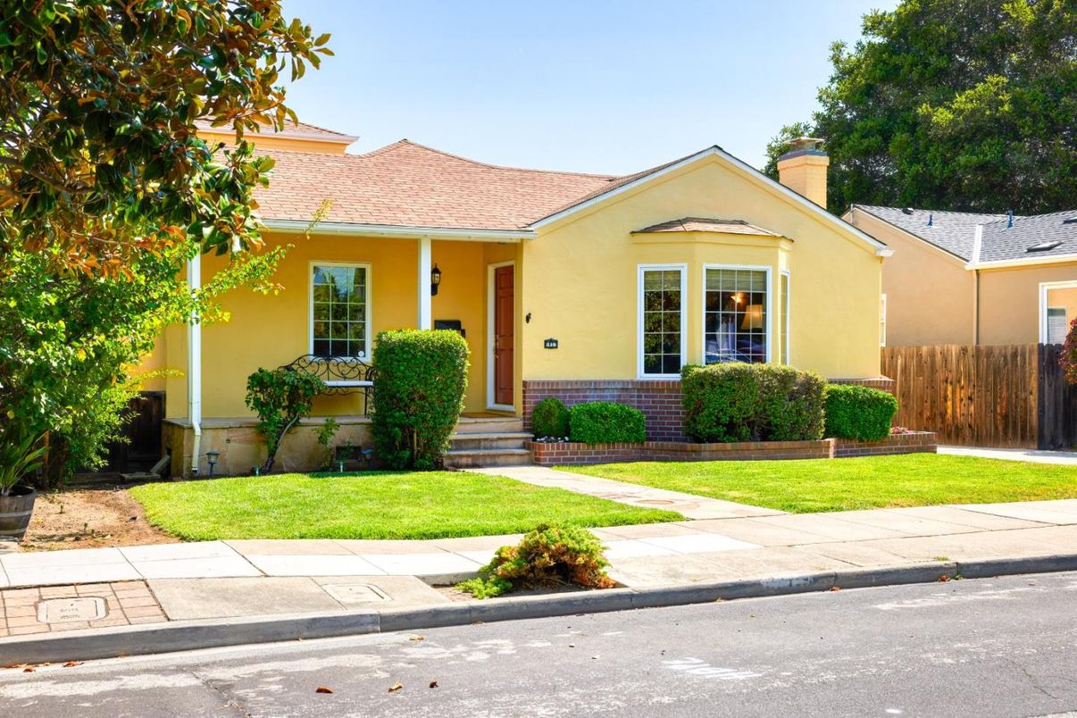 Exterior, Facade, Ranch