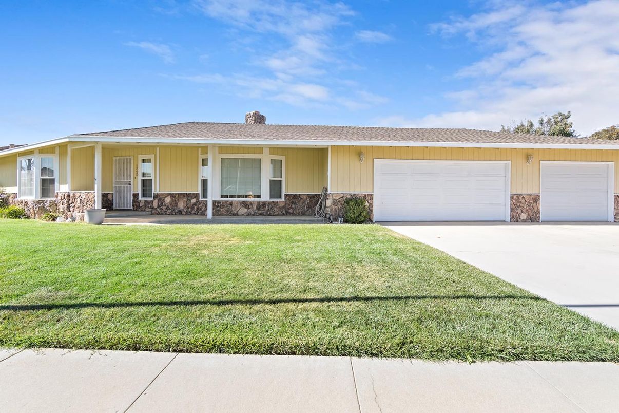 Attached, Exterior, Facade, Ranch
