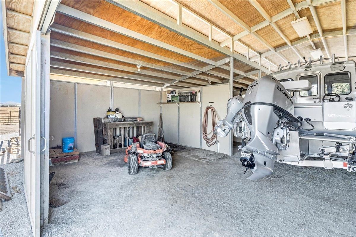 Garage, Interior, Wooden Beams