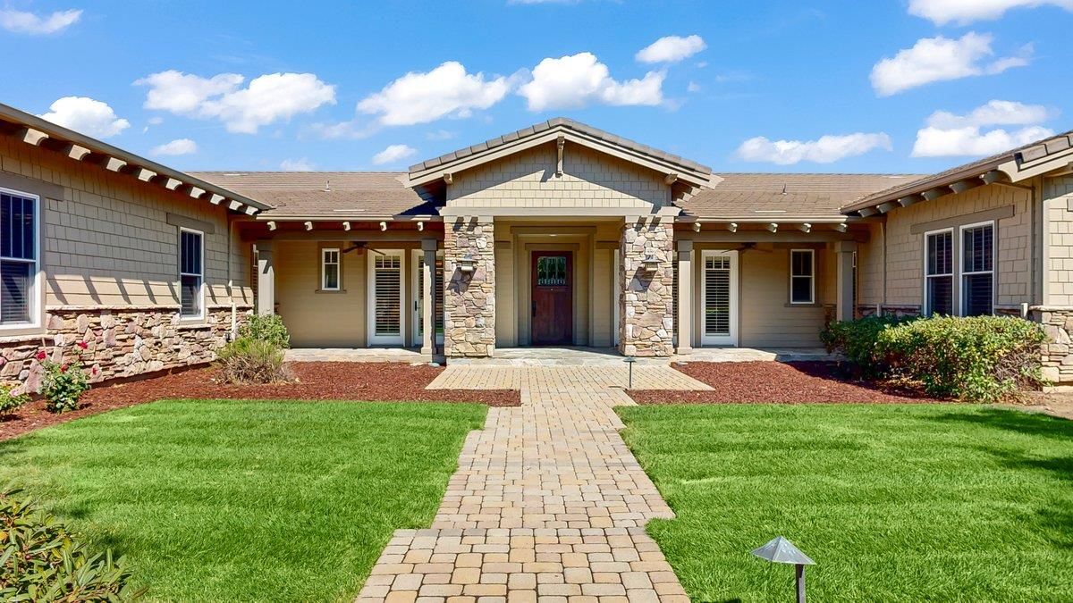 Exterior, Facade, Ranch