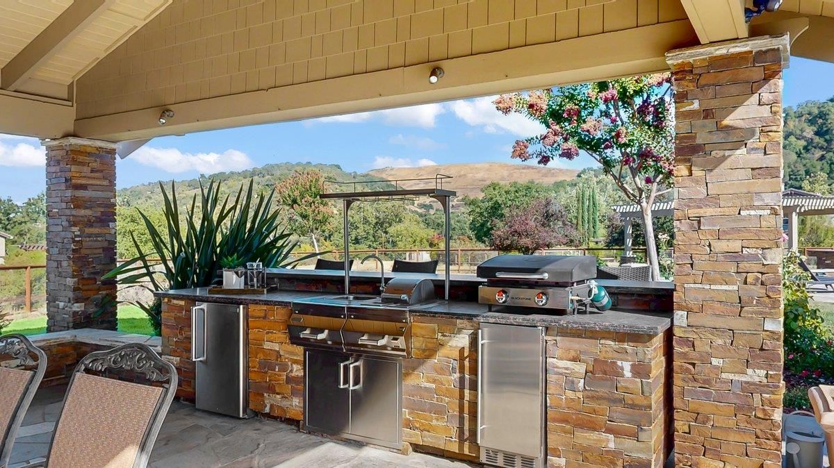 Exterior, Outdoor Kitchen