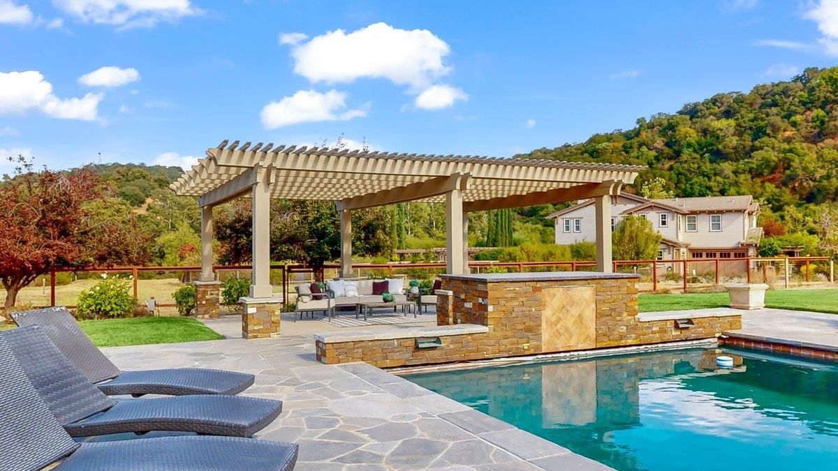 Exterior, Outdoor Kitchen, Pool