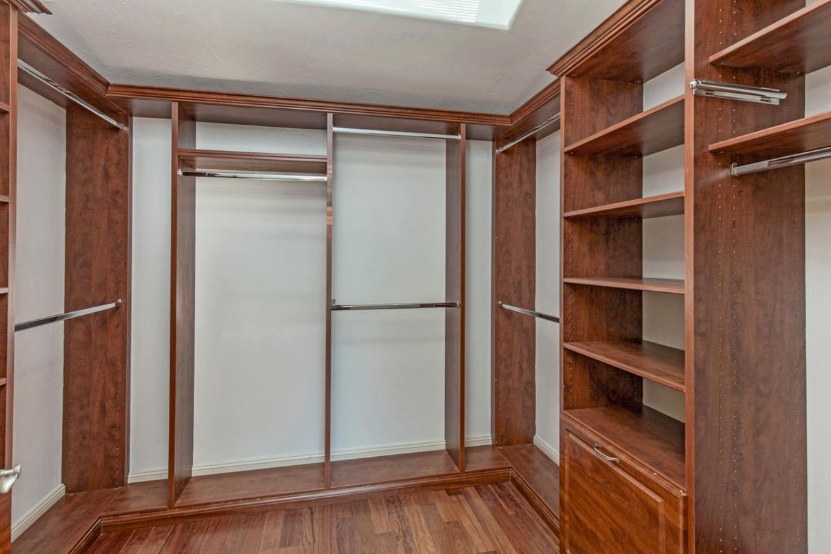 Interior, Walk-in Closets, Wood Texture Flooring