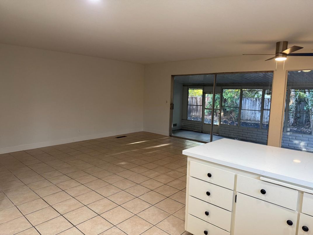 Empty room, Interior