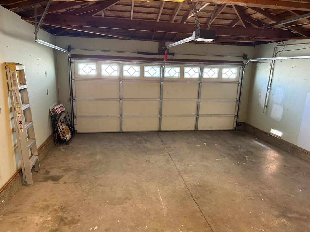 Garage, Interior, Wooden Beams