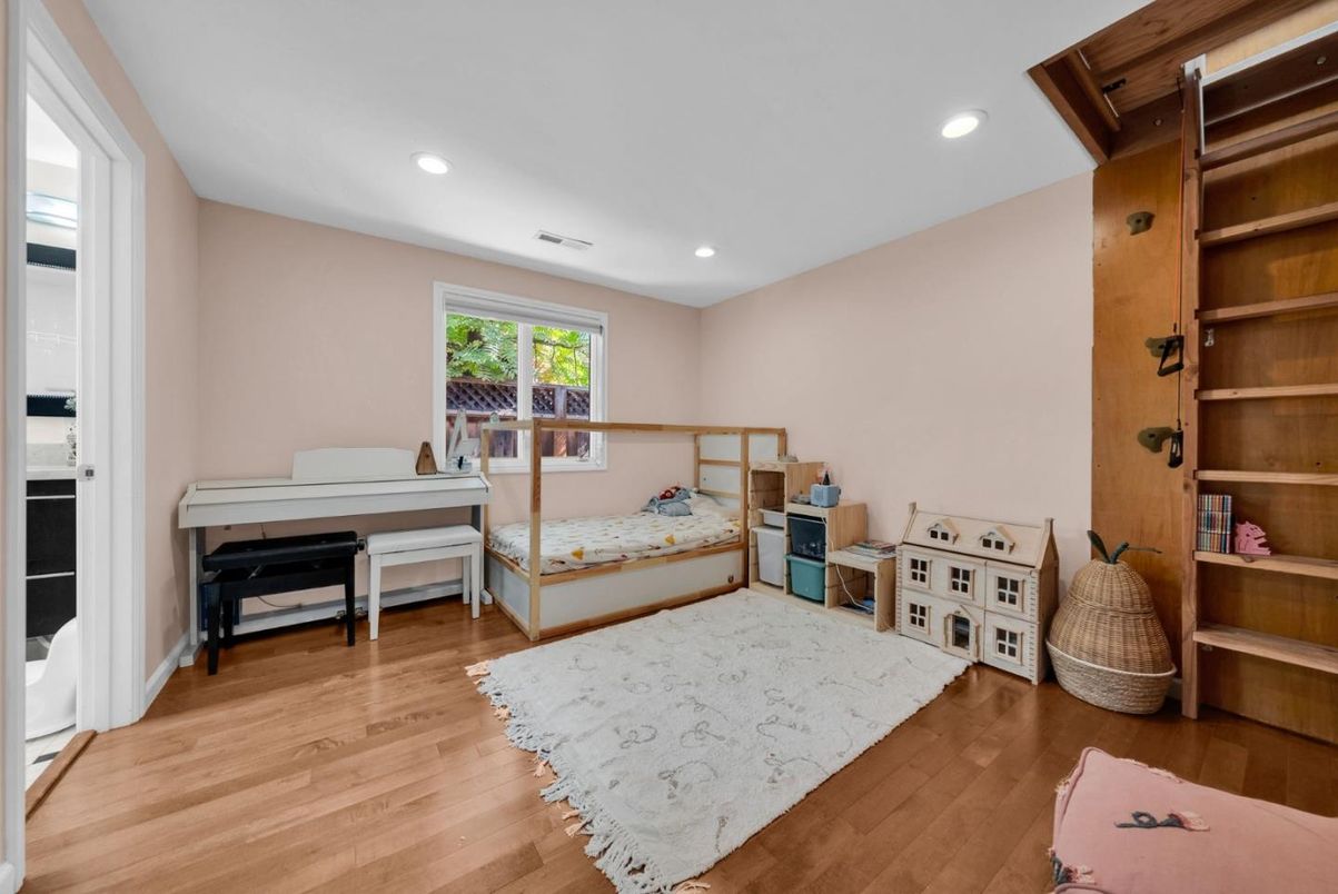 Interior, Piano, Recessed Lighting, Wood Texture Flooring