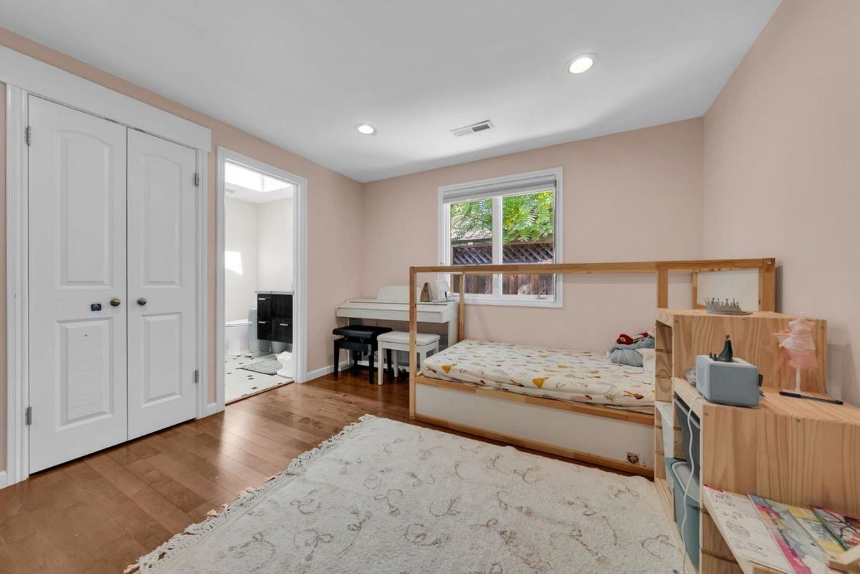 Interior, Piano, Recessed Lighting, Wood Texture Flooring