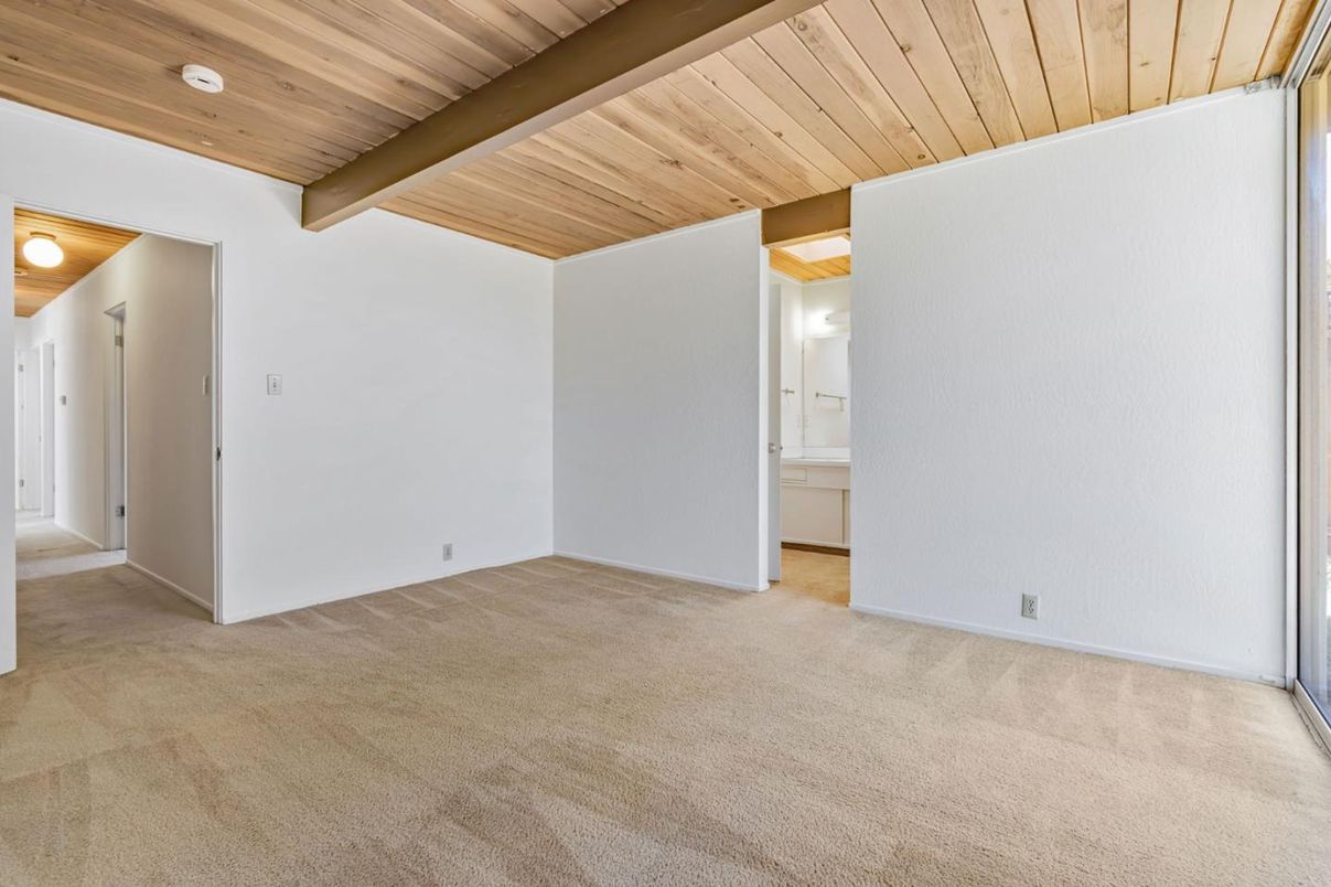 Empty room, Interior, Wooden Beams, Wooden Ceilings