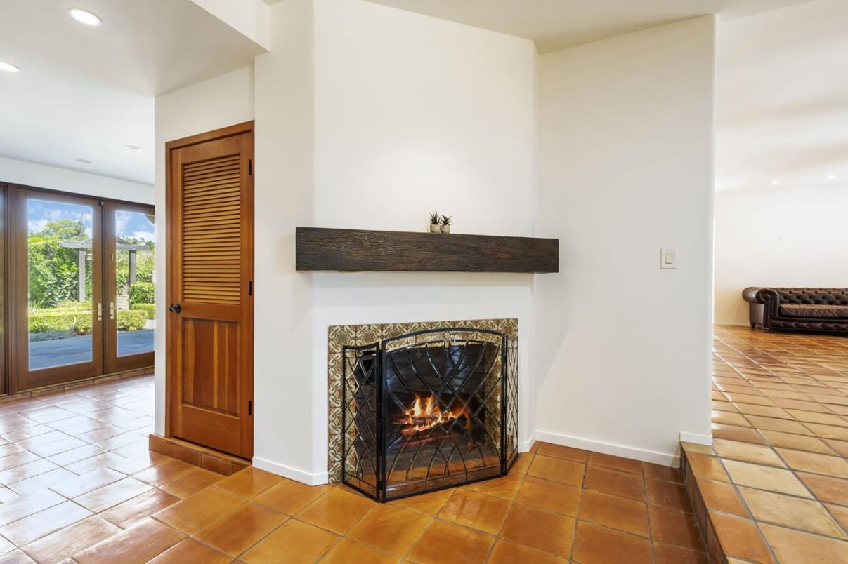 Fireplace, Interior, Recessed Lighting