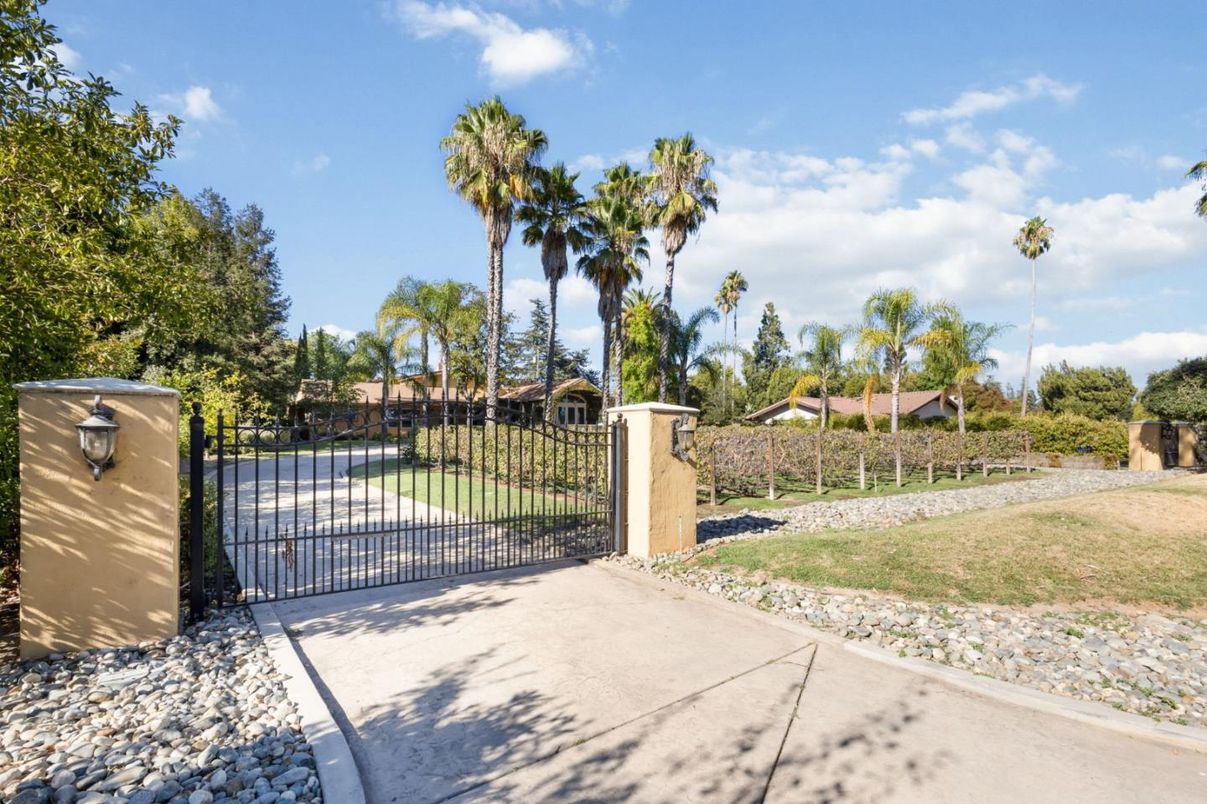 Exterior, Tennis Courts