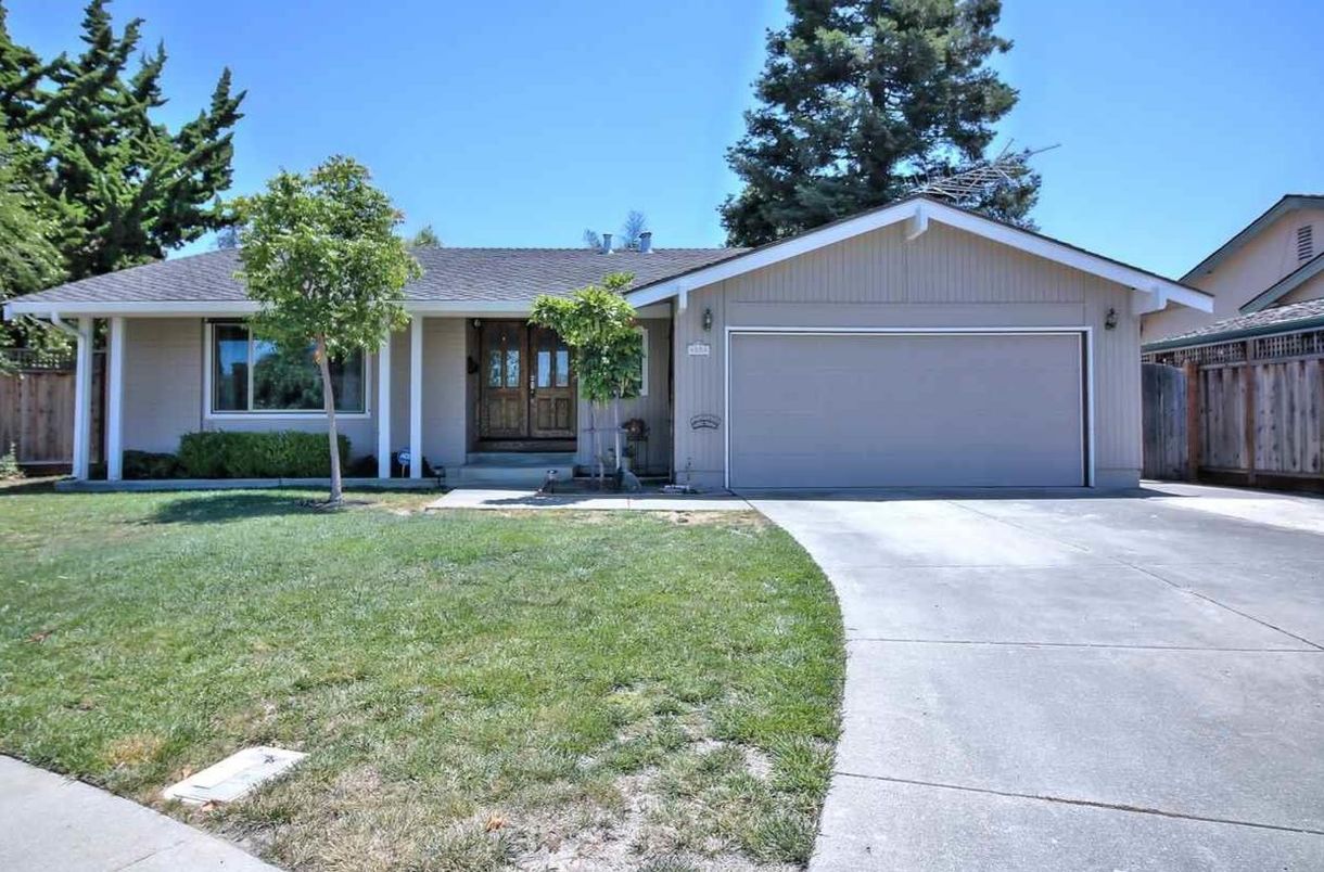 Attached, Exterior, Facade, Ranch