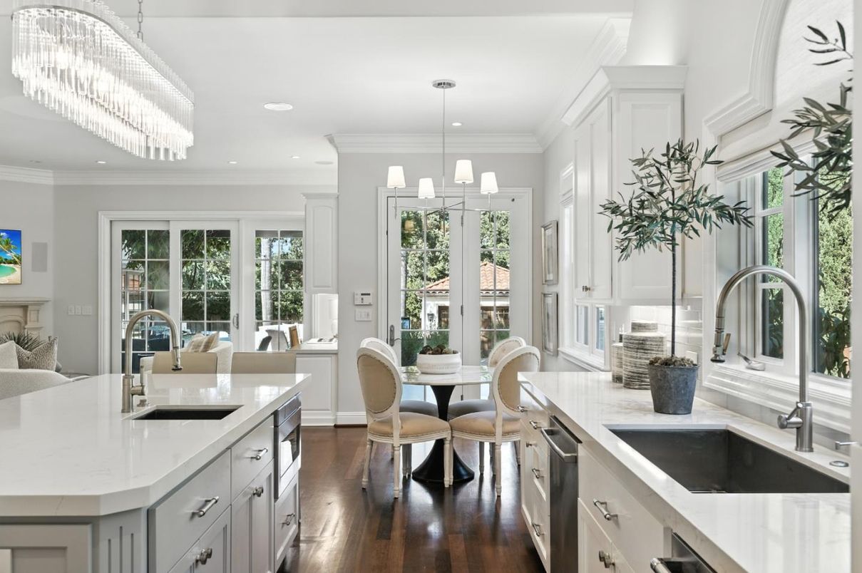 Chandelier, Dining room, Interior, Kitchen, Pendant Lights, Recessed Lighting, Wood Texture Flooring