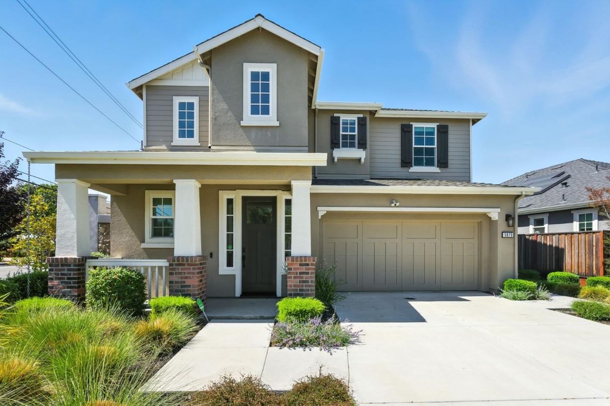 Attached, Exterior, Facade, American Craftsman