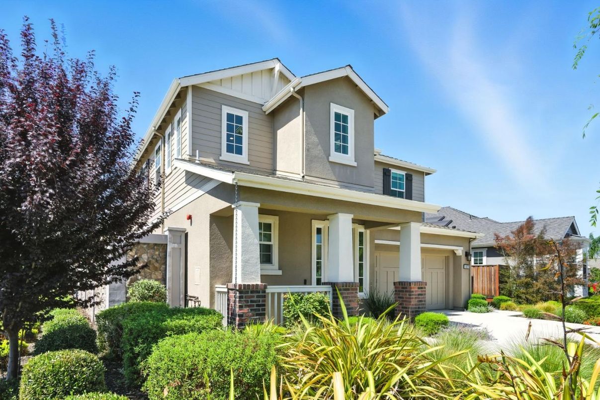 Attached, Exterior, Facade, American Craftsman