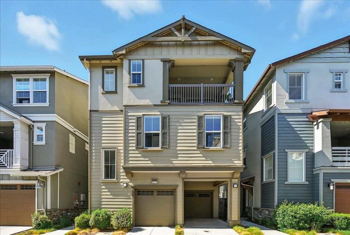 Attached, Exterior, Facade, Rowhouse