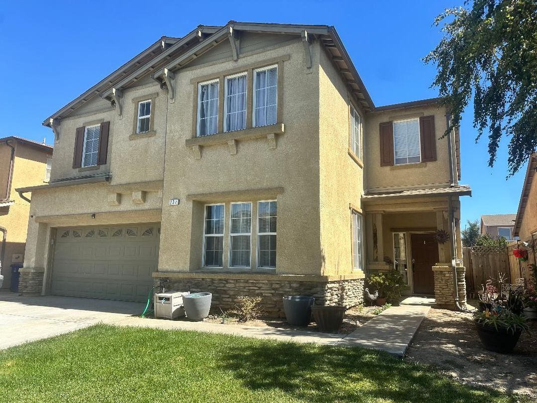 Attached, Exterior, Facade, Mediterranean