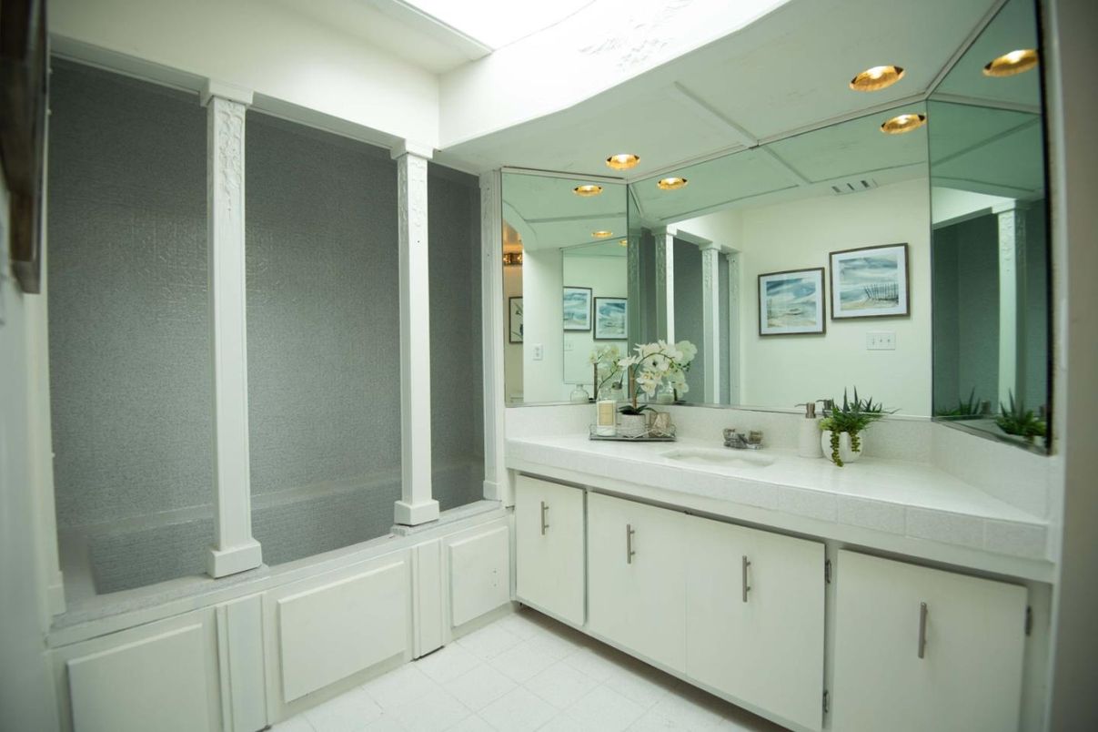 Bathroom, Dual Sink Vanities, Interior, Recessed Lighting