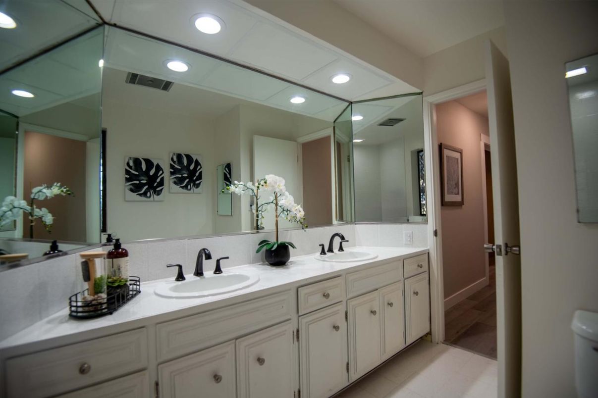 Bathroom, Dual Sink Vanities, Interior, Recessed Lighting