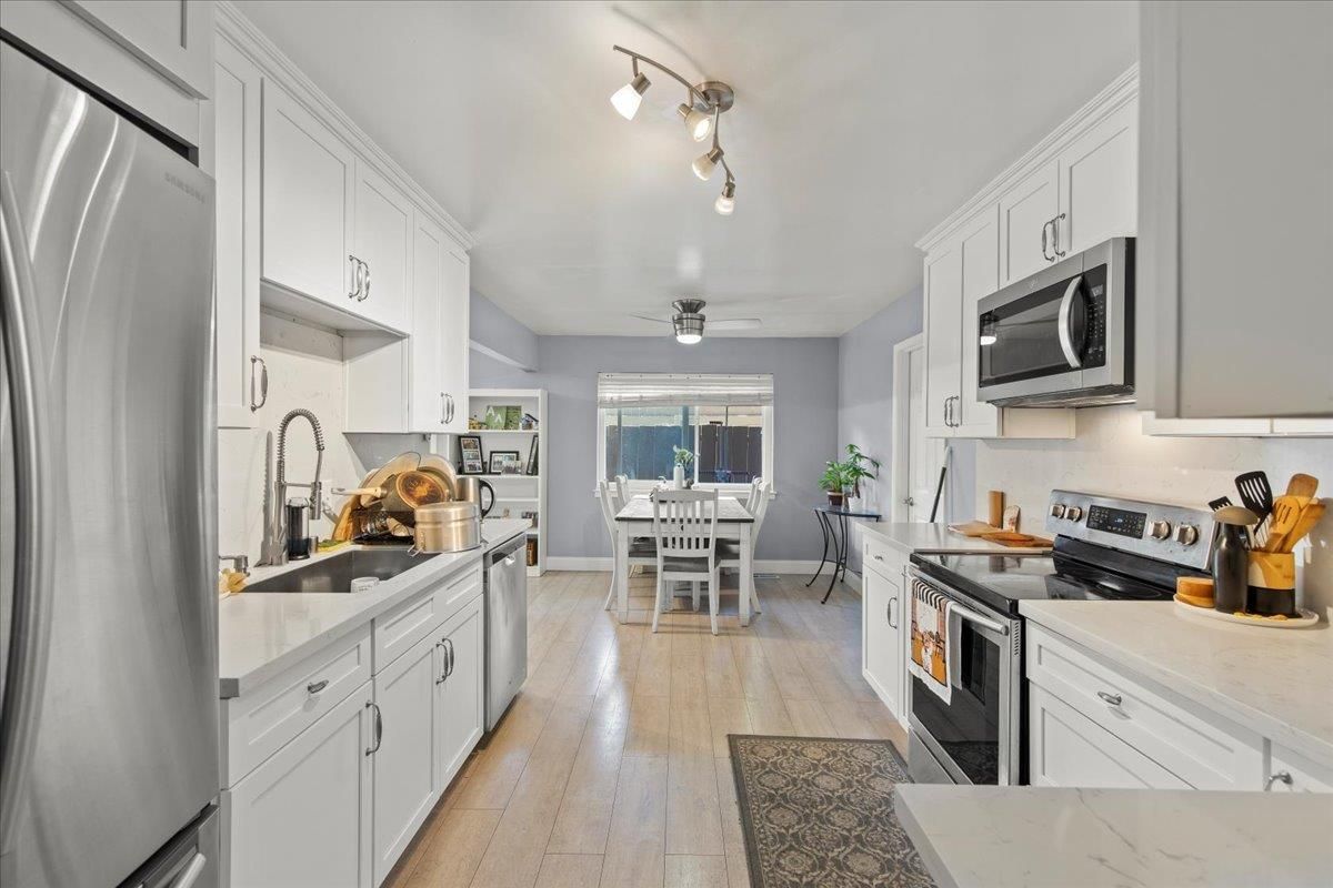 Dining room, Interior, Kitchen, Stainless Steel Appliances, Wood Texture Flooring