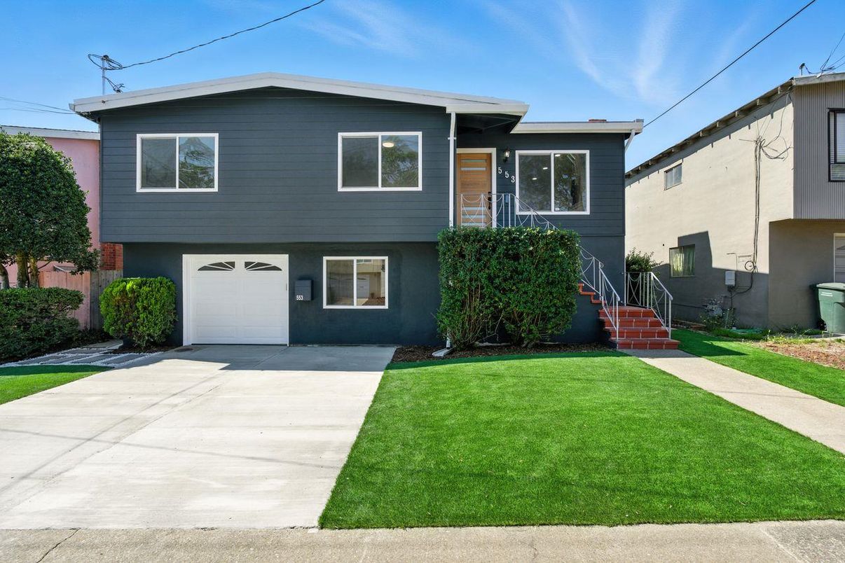 Attached, Exterior, Facade, Split Level