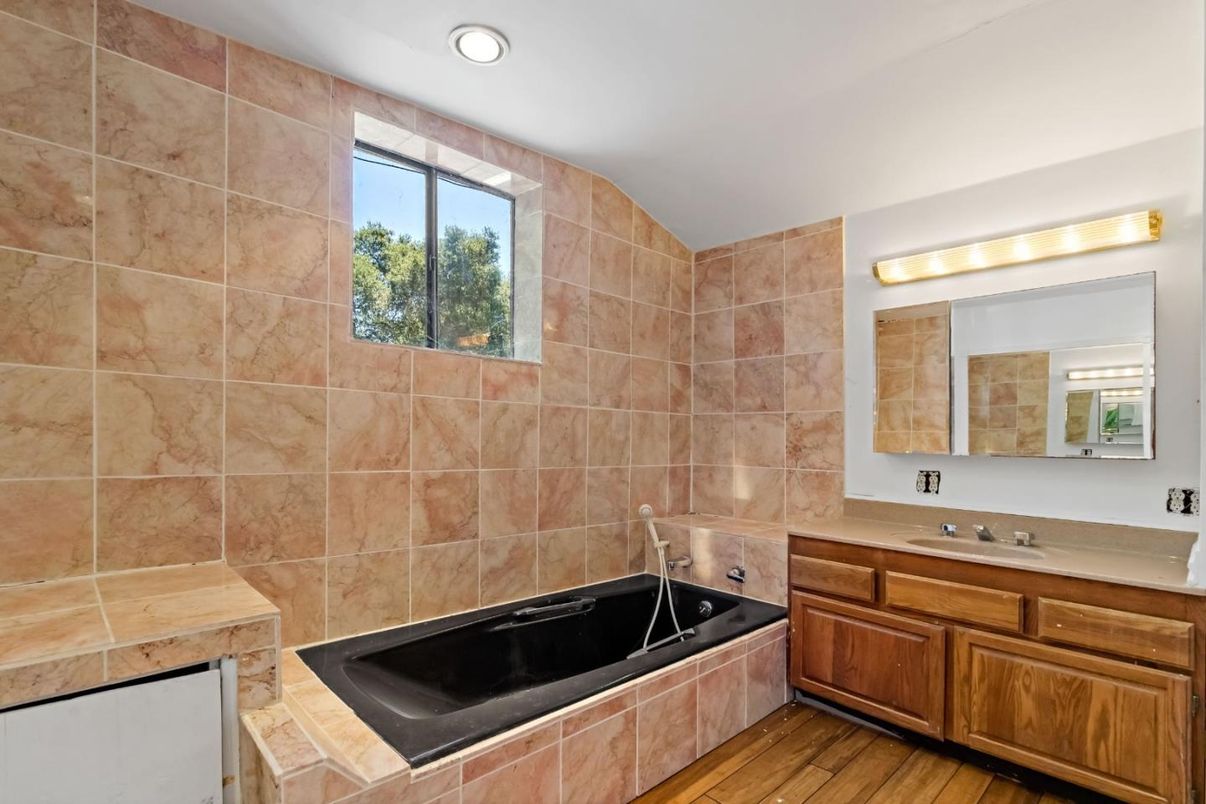 Bathroom, Interior, Recessed Lighting, Wood Texture Flooring