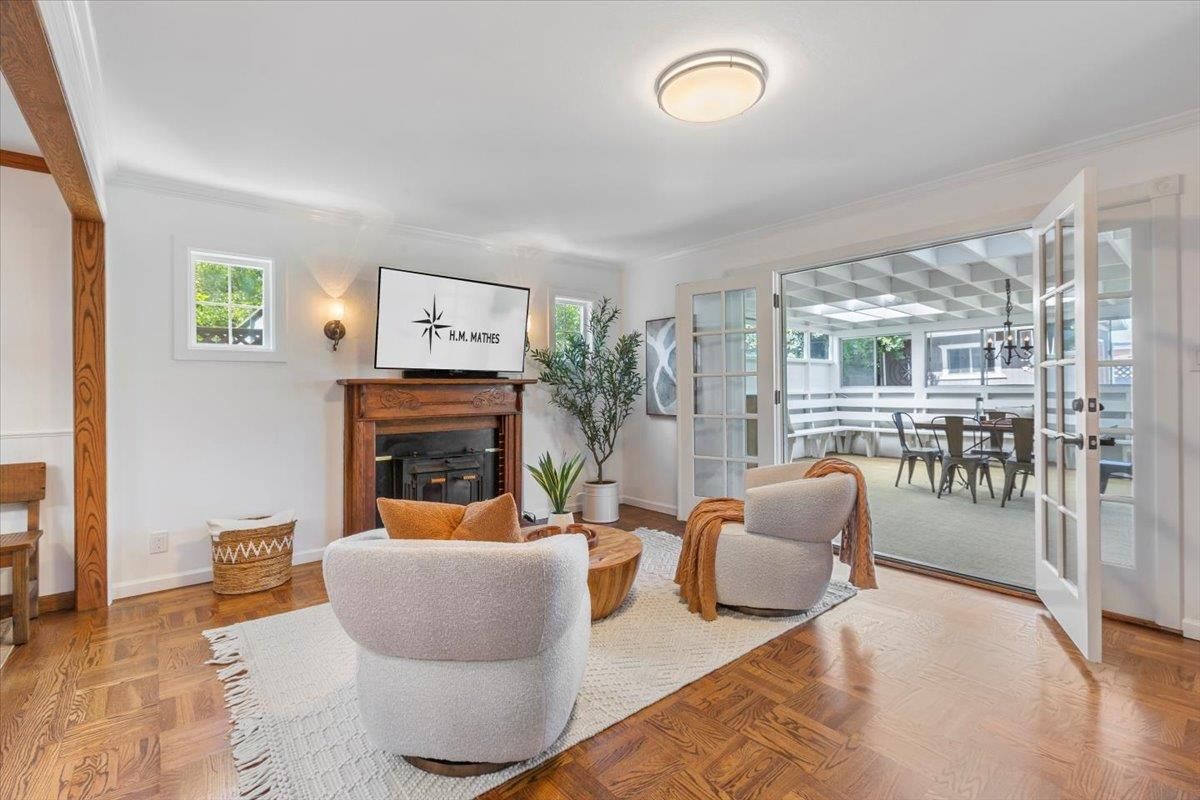 Dining room, Interior, Kitchen, Recessed Lighting, Wood Texture Flooring