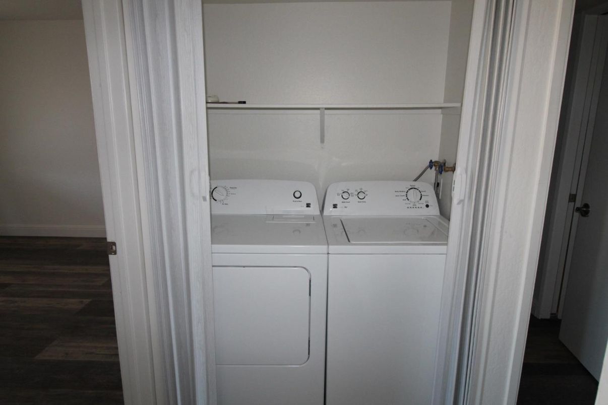 Interior, Utility Closets, Washer, Wood Texture Flooring