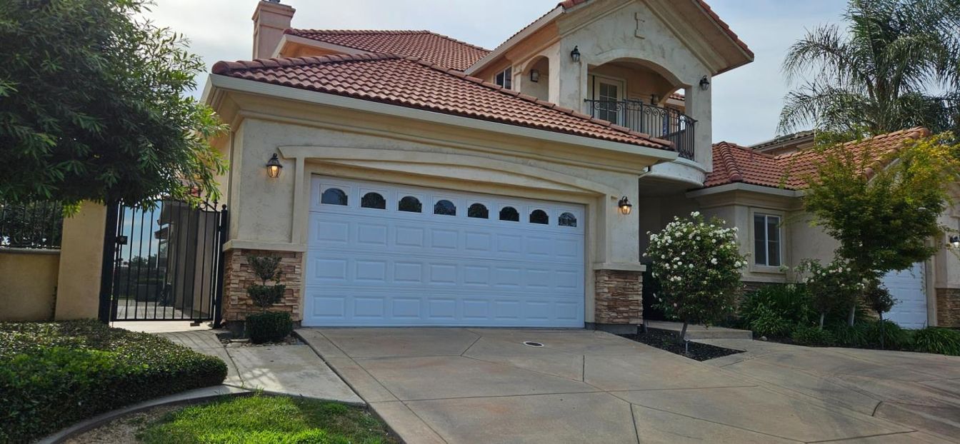 Attached, Exterior, Facade, Mediterranean