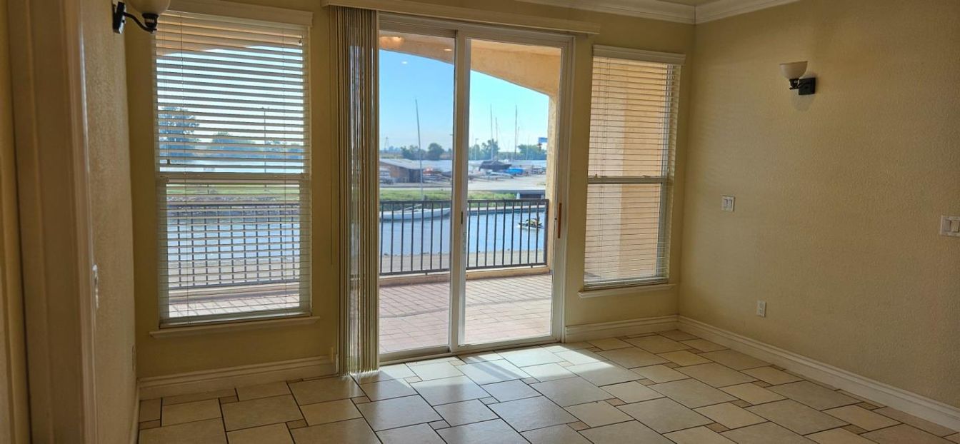 Empty room, Interior, Water