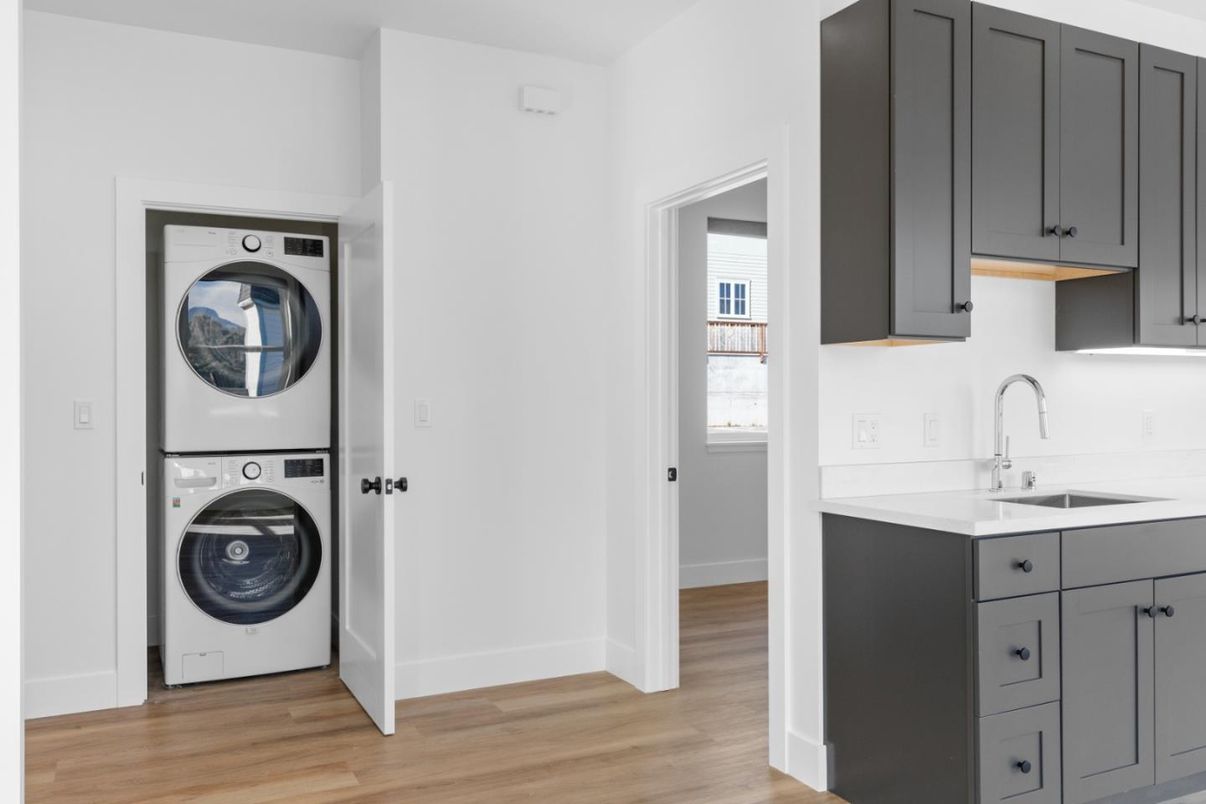 Interior, Utility Closets, Washer, Wood Texture Flooring