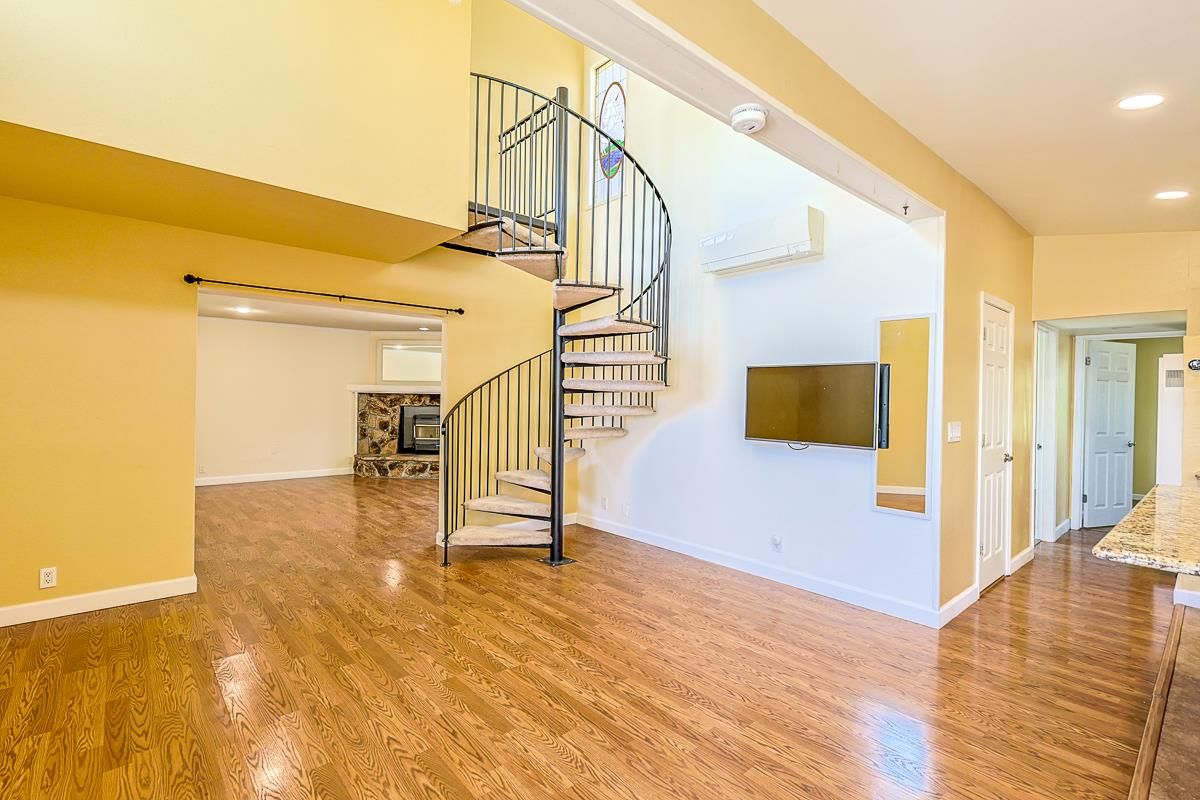 Interior, Recessed Lighting, Wood Texture Flooring