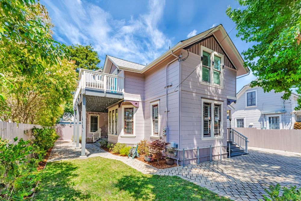 Exterior, Facade, Queen Anne Victorian
