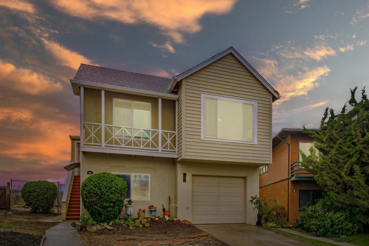 Attached, Exterior, Facade, Split Level