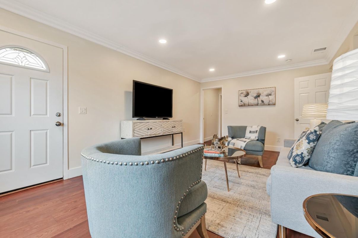 Interior, Living room, Recessed Lighting, Wood Texture Flooring