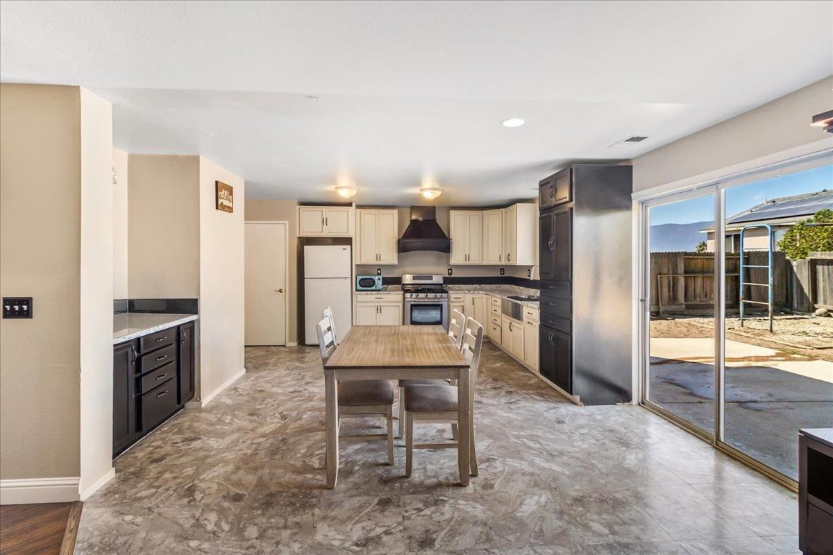 Dining room, Interior, Kitchen, Recessed Lighting, Stainless Steel Appliances