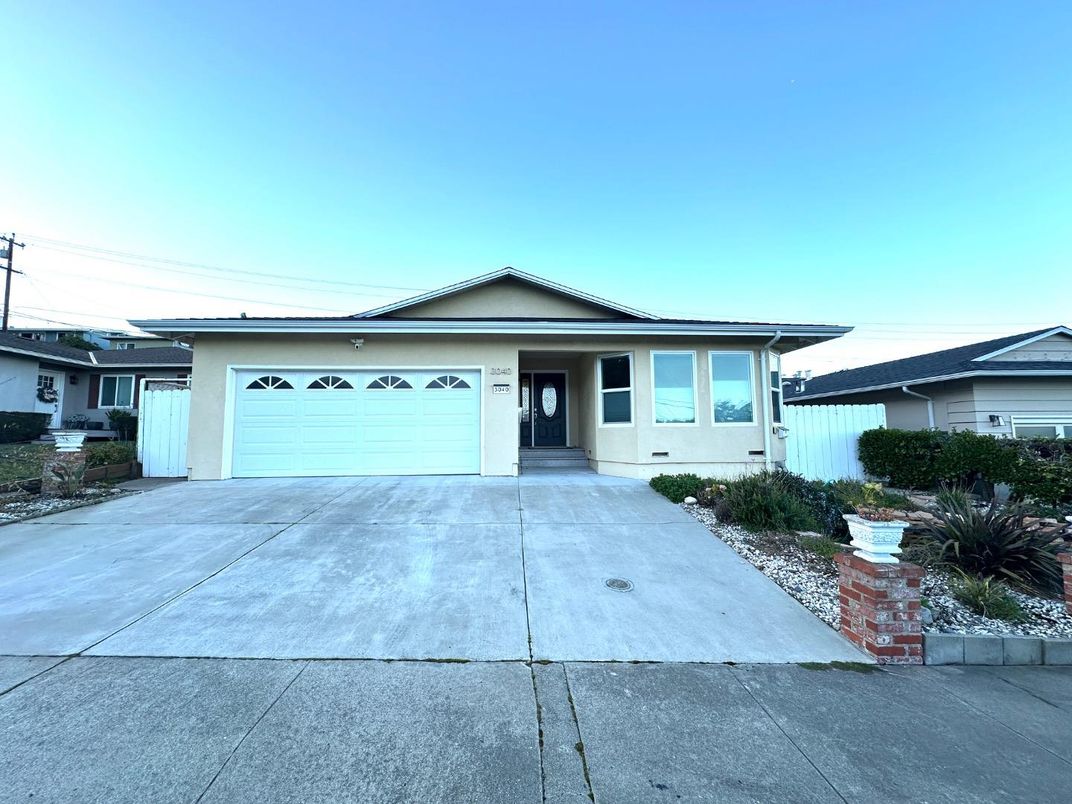 Attached, Exterior, Facade, Ranch