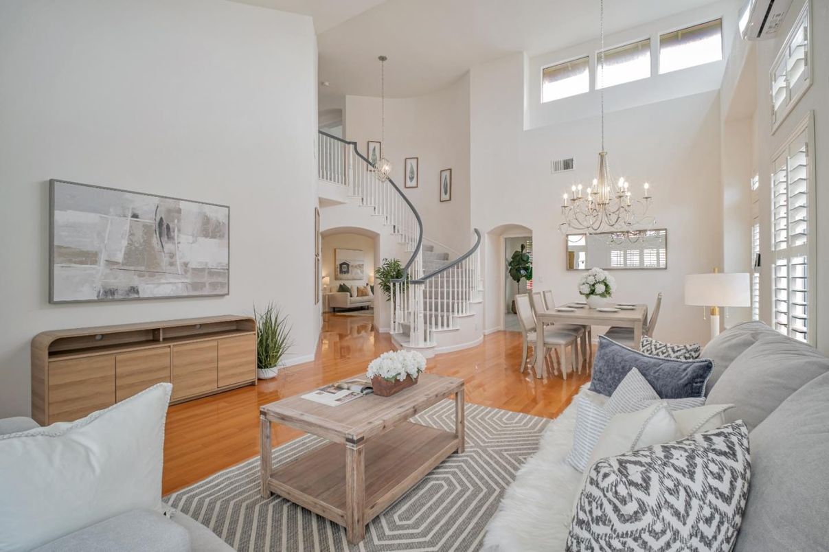 Chandelier, Dining room, Interior, Living room, Pendant Lights, Wood Texture Flooring
