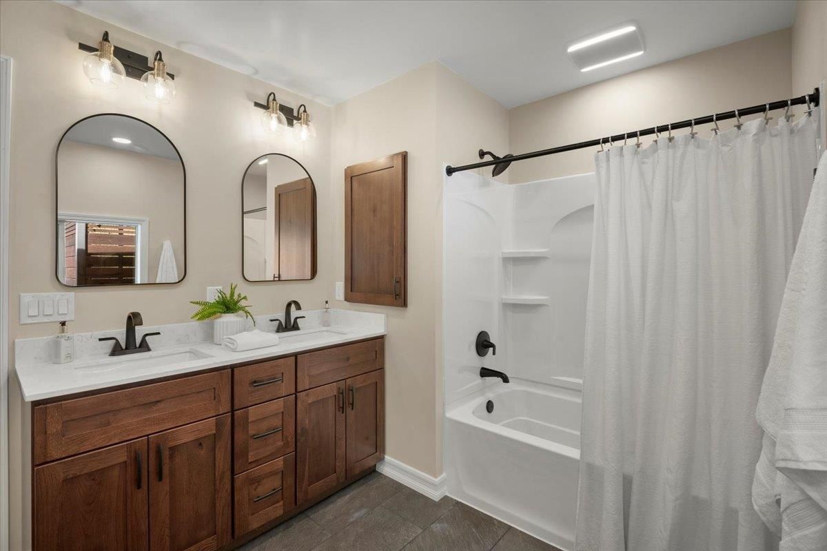 Bathroom, Dual Sink Vanities, Interior, Recessed Lighting
