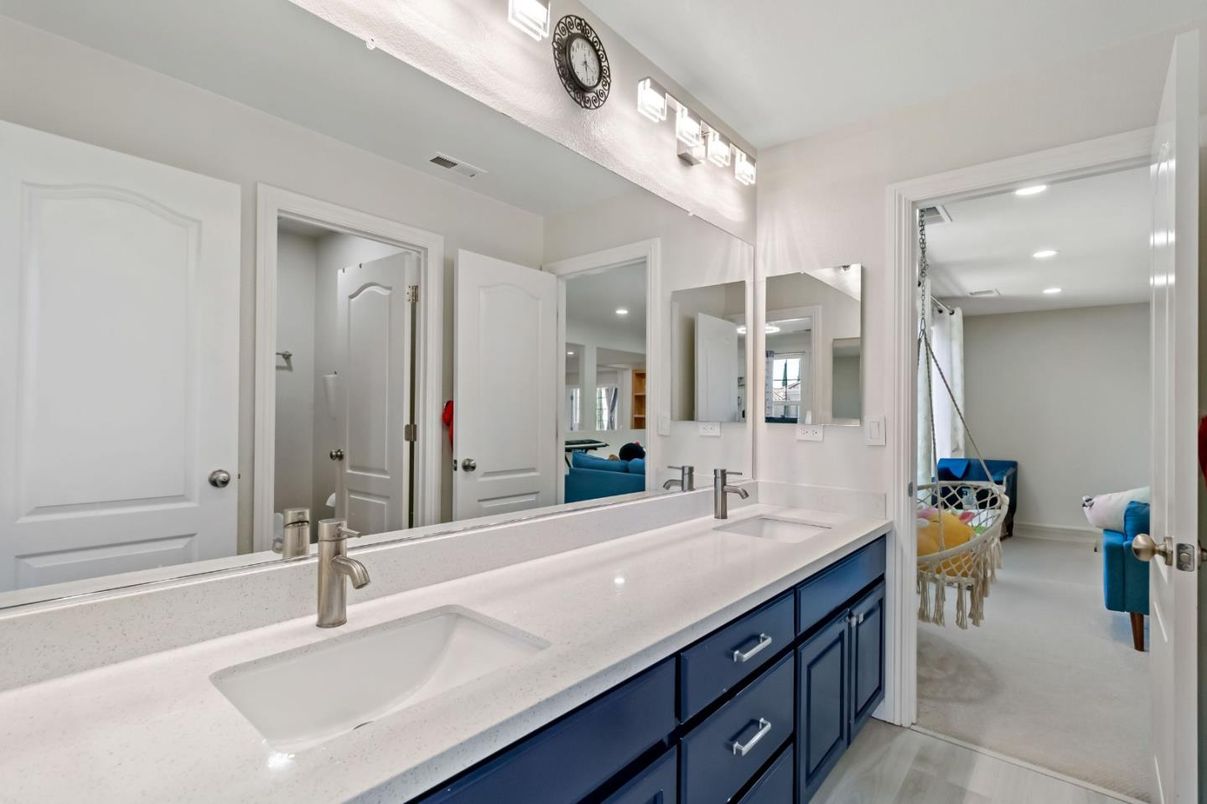 Bathroom, Dual Sink Vanities, Interior, Recessed Lighting