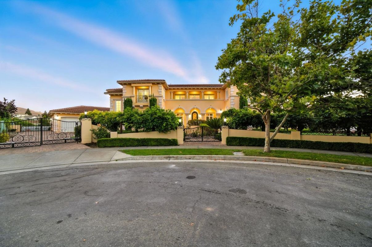 Exterior, Facade, Mediterranean