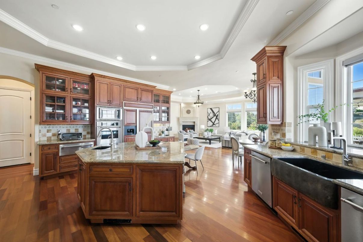 Dining room, Interior, Kitchen, Living room, Pendant Lights, Recessed Lighting, Stainless Steel Appliances, Wood Texture Flooring