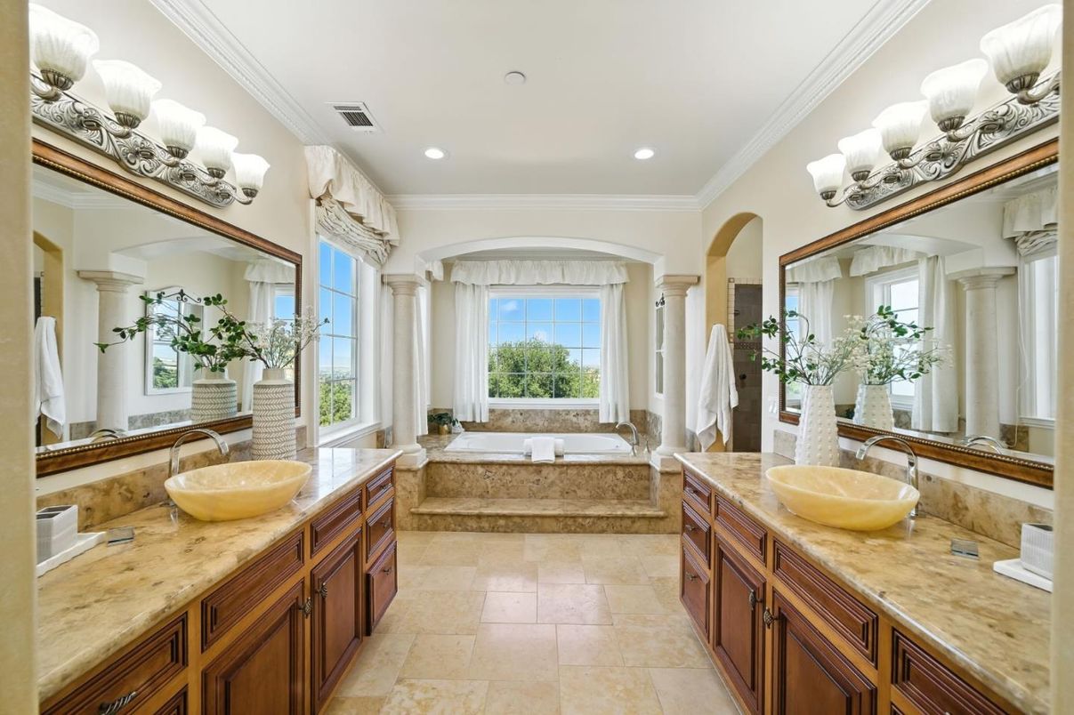 Bathroom, Dual Sink Vanities, Interior, Recessed Lighting