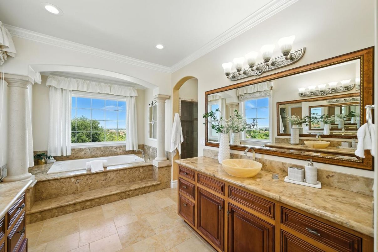 Bathroom, Dual Sink Vanities, Interior, Recessed Lighting