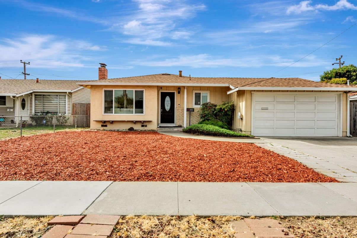 Attached, Exterior, Facade, Ranch