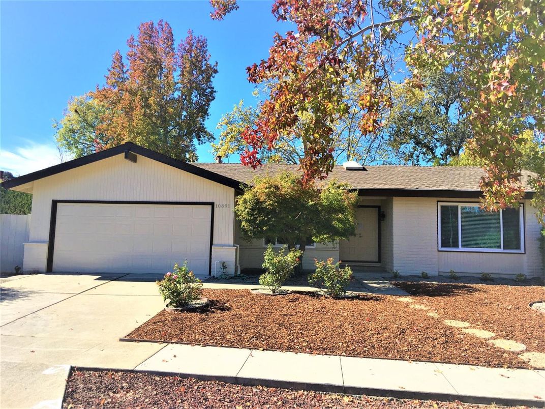 Attached, Exterior, Facade, Ranch