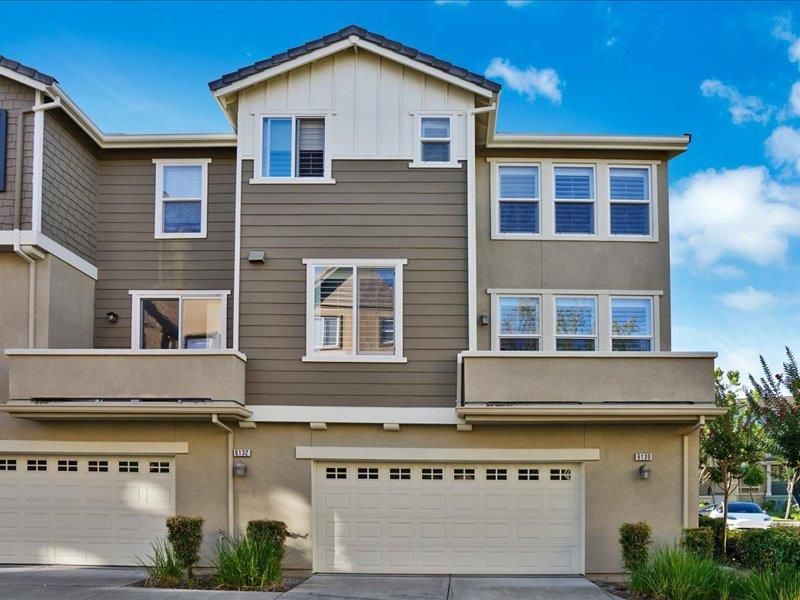 Attached, Exterior, Facade, Rowhouse