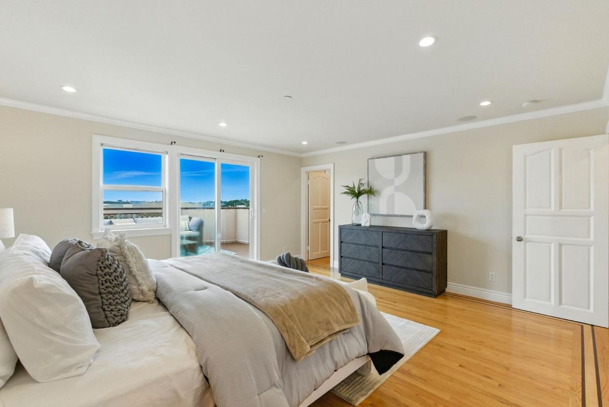 Bedroom, Interior, Recessed Lighting, Water, Wood Texture Flooring
