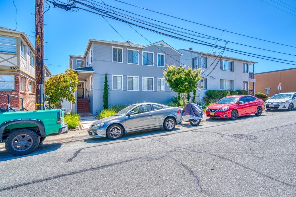 Exterior, Facade, Rowhouse