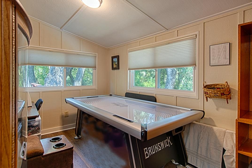 Game Room, Interior
